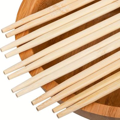 Restaurants à emporter Sushi japonais Bâtons à manger Enveloppé dans du papier