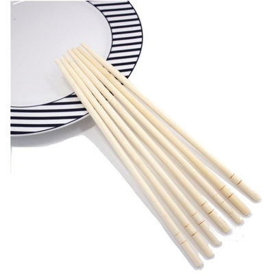 Des baguettes traditionnelles en bambou personnalisées quotidiennement à l'aide de baguettes chinoises personnalisées
