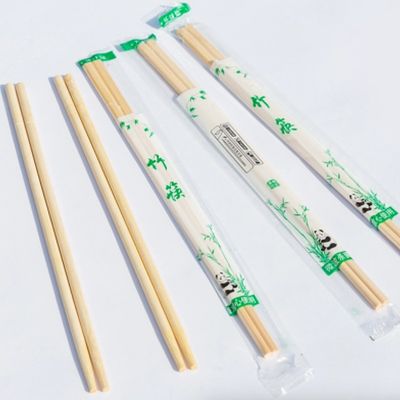 Des baguettes traditionnelles en bambou personnalisées quotidiennement à l'aide de baguettes chinoises personnalisées