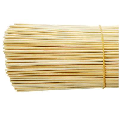 Des bâtons de bambou pour la production indienne d'agarbatti écologiques et durables