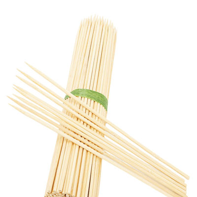 Des bâtons de barbecue en bambou jetables de couleur naturelle