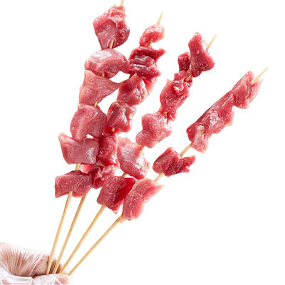 Des bâtons de barbecue en bambou jetables de couleur naturelle